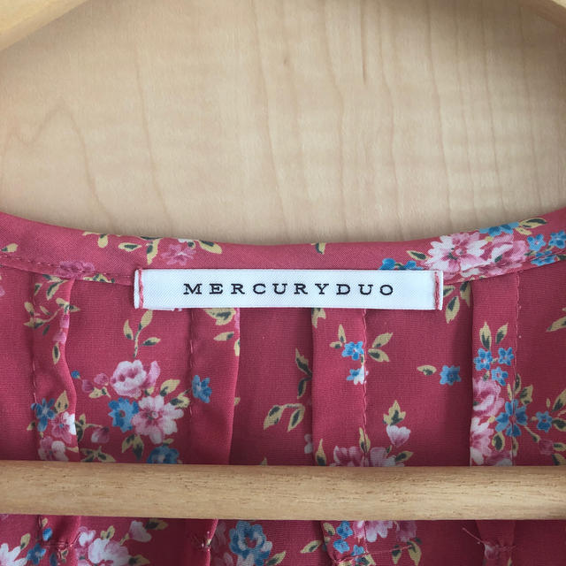 MERCURYDUO(マーキュリーデュオ)の花柄シャツ レディースのトップス(シャツ/ブラウス(半袖/袖なし))の商品写真