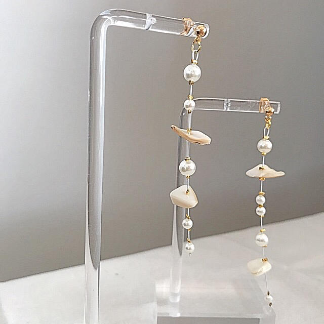 JOURNAL STANDARD(ジャーナルスタンダード)のWhite shell×Acryl perl pierce/earring ハンドメイドのアクセサリー(ピアス)の商品写真