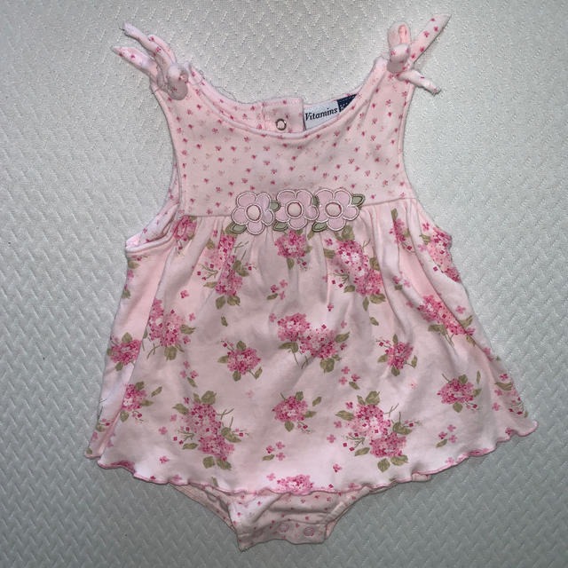 babyGAP(ベビーギャップ)のvitamins kids ロンパース 女の子 赤ちゃん 新生児 花柄リボン キッズ/ベビー/マタニティのベビー服(~85cm)(ロンパース)の商品写真