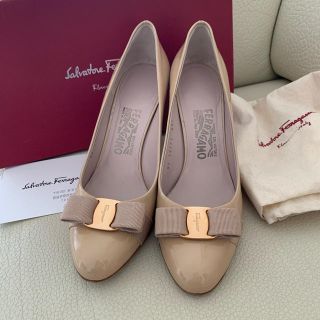 フェラガモ(Ferragamo)のフェラガモ パンプス　ヴァラリボン　8C 25くらいの方向け⭐️ ベージュ(ハイヒール/パンプス)