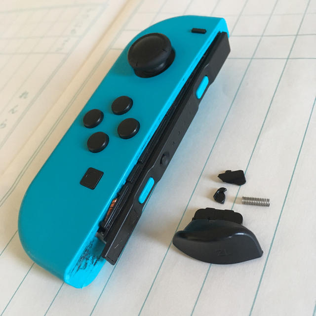 Nintendo Switch(ニンテンドースイッチ)のNintendo ニンテンドースイッチ ジョイコン 左 レッド　ジャンク エンタメ/ホビーのゲームソフト/ゲーム機本体(家庭用ゲーム機本体)の商品写真