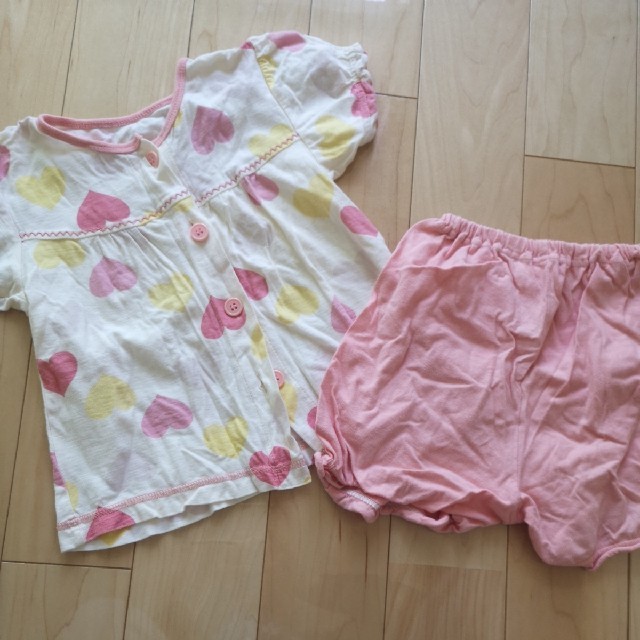 パジャマ　半袖　95　ハート　ボタン　ズボン　綿100 キッズ/ベビー/マタニティのキッズ服女の子用(90cm~)(パジャマ)の商品写真
