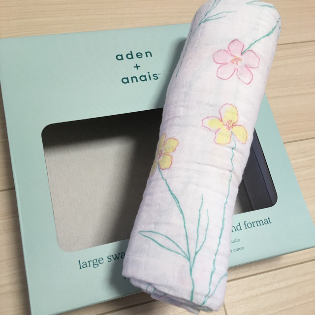 aden+anais(エイデンアンドアネイ)のaden+ anais 花柄 おくるみ ガーゼケット キッズ/ベビー/マタニティのこども用ファッション小物(おくるみ/ブランケット)の商品写真