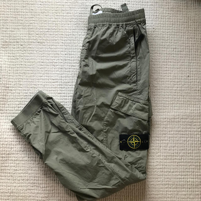 STONE ISLAND(ストーンアイランド)のストーンアイランド　ナイロンパンツ メンズのパンツ(ワークパンツ/カーゴパンツ)の商品写真