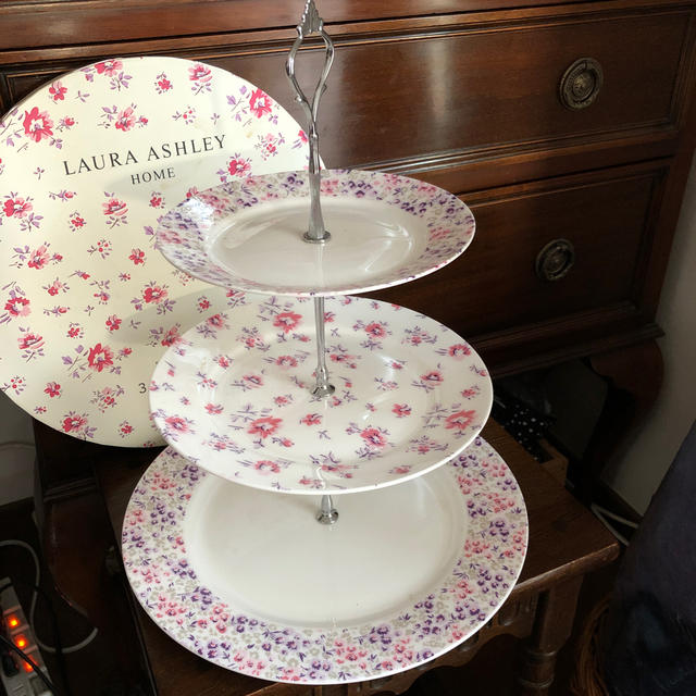 LAURA ASHLEY - ローラアシュレイの三段ケーキスタンドの通販 by 雨ちゃん's shop|ローラアシュレイならラクマ LAURA ASHLEY - ローラアシュレイの三段ケーキスタンドの通販 by 雨ちゃん's shop|ローラアシュレイならラクマ