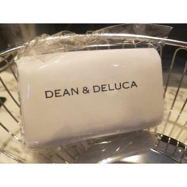 DEAN & DELUCA(ディーンアンドデルーカ)の【ホワイト】 DEAN&DELUCA ミニマムエコバッグ ゆうパケット発送 ① レディースのバッグ(エコバッグ)の商品写真