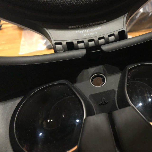 PlayStation VR(プレイステーションヴィーアール)の【ps4専用】PS VR本体　モーションコントローラー2本　使用頻度低め エンタメ/ホビーのゲームソフト/ゲーム機本体(家庭用ゲーム機本体)の商品写真