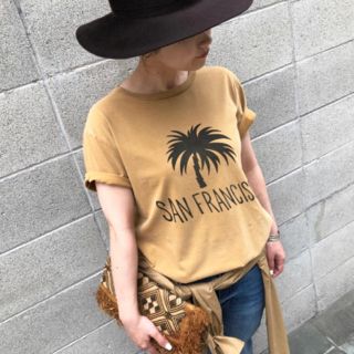 アパルトモンドゥーズィエムクラス(L'Appartement DEUXIEME CLASSE)の美品☆REMI RELIEF Palm Tree T-sh(Tシャツ(半袖/袖なし))