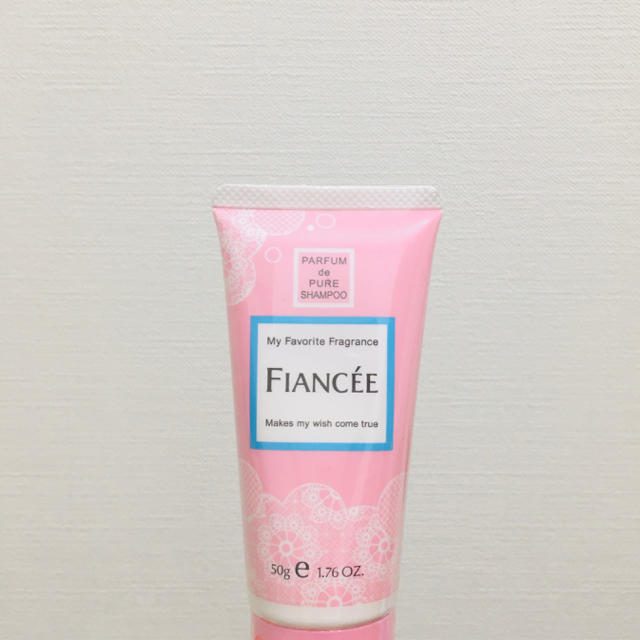 FIANCEE(フィアンセ)のFIANEE フィアンセ　ハンドクリーム　50g 新品未使用 コスメ/美容のボディケア(ハンドクリーム)の商品写真