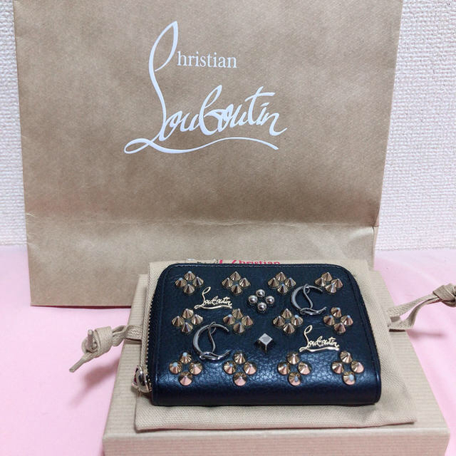 Christian Louboutin(クリスチャンルブタン)の【Christian 】 直営店購入品 スタッズ 小銭入れ【Louboutin】 メンズのファッション小物(コインケース/小銭入れ)の商品写真