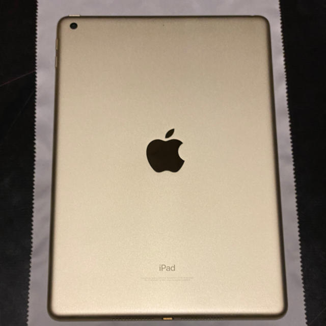 Apple(アップル)のiPad (第5世代）Gold 32GB WiFiモデル スマホ/家電/カメラのPC/タブレット(タブレット)の商品写真