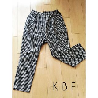 ケービーエフ(KBF)のパンツ(クロップドパンツ)