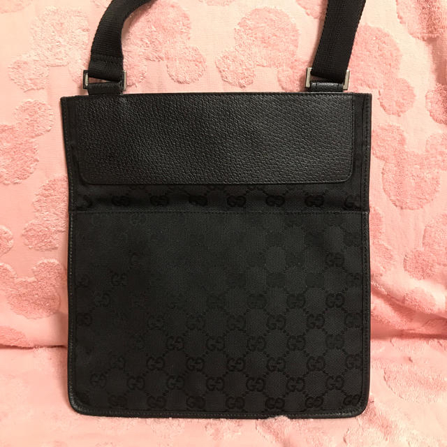 Gucci(グッチ)のグッチショルダーバッグブラック黒フラットバッグキャンバス地 メンズのバッグ(ショルダーバッグ)の商品写真