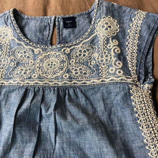 GAP(ギャップ)のGAP 刺繍デニム地　トップス  キッズ/ベビー/マタニティのキッズ服女の子用(90cm~)(Tシャツ/カットソー)の商品写真