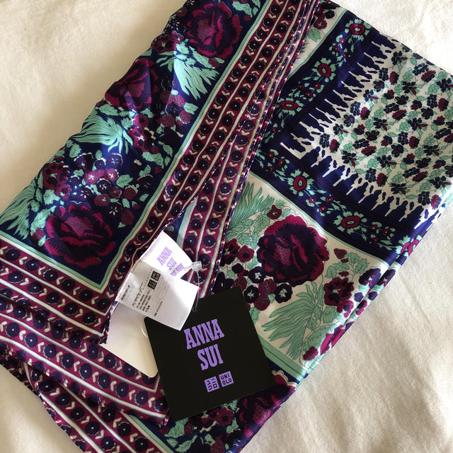 ANNA SUI(アナスイ)のユニクロ　アナスイ　スカーフ　新品未使用 レディースのファッション小物(バンダナ/スカーフ)の商品写真
