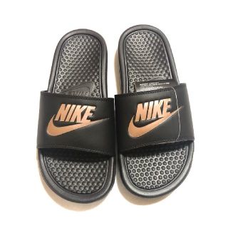 ナイキ(NIKE)のNIKE ナイキ サンダル ウィメンズ ベナッシ 25(サンダル)