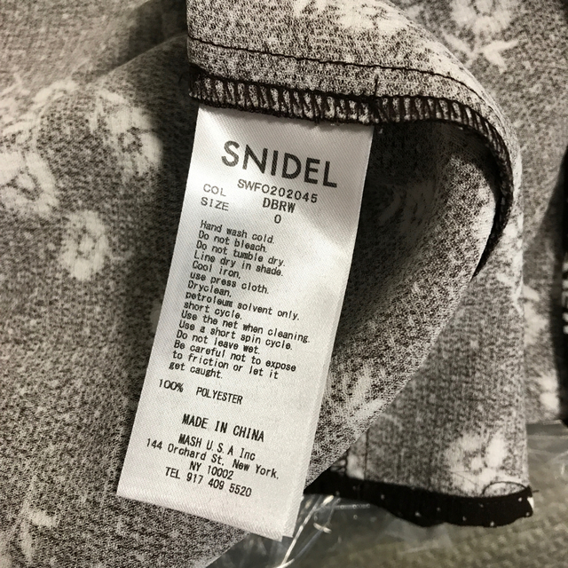 SNIDEL(スナイデル)の新品　スナイデル　フラワーパターンタイトワンピース レディースのワンピース(ひざ丈ワンピース)の商品写真