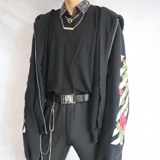 Off-White - off white 薔薇刺繍ジップパーカーの通販 by Off-White - off white 薔薇刺繍ジップパーカーの通販 by