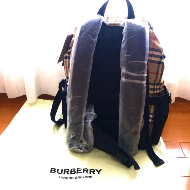 BURBERRY(バーバリー)の新品★バーバリー ナイロンバックパック リュック　ベージュ レディースのバッグ(リュック/バックパック)の商品写真