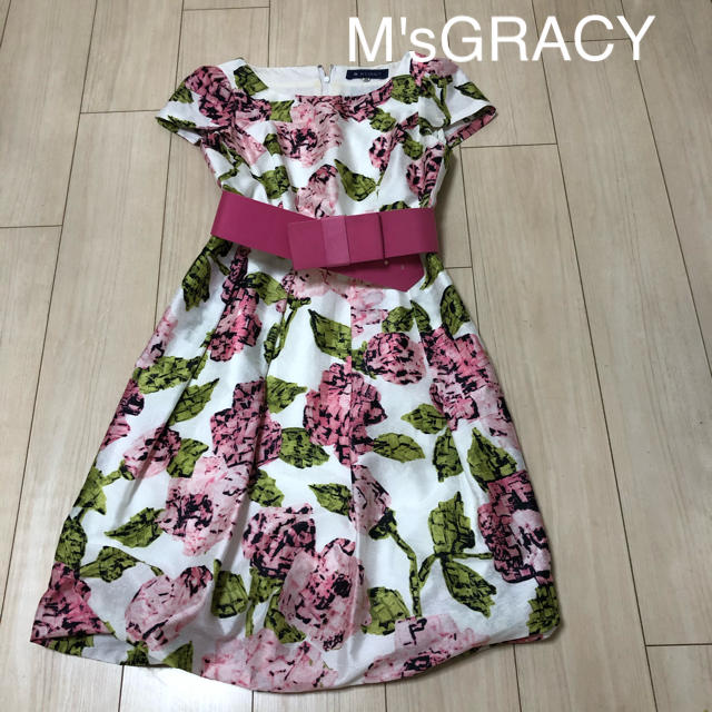 M'S GRACY(エムズグレイシー)のM'sGRACY サイズ38 ピンク花柄 ワンピースバルーンスカートベルト付 レディースのワンピース(ひざ丈ワンピース)の商品写真