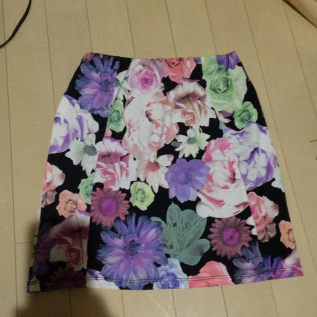 EMODA(エモダ)のEMODA花柄タイトスカート レディースのスカート(ミニスカート)の商品写真