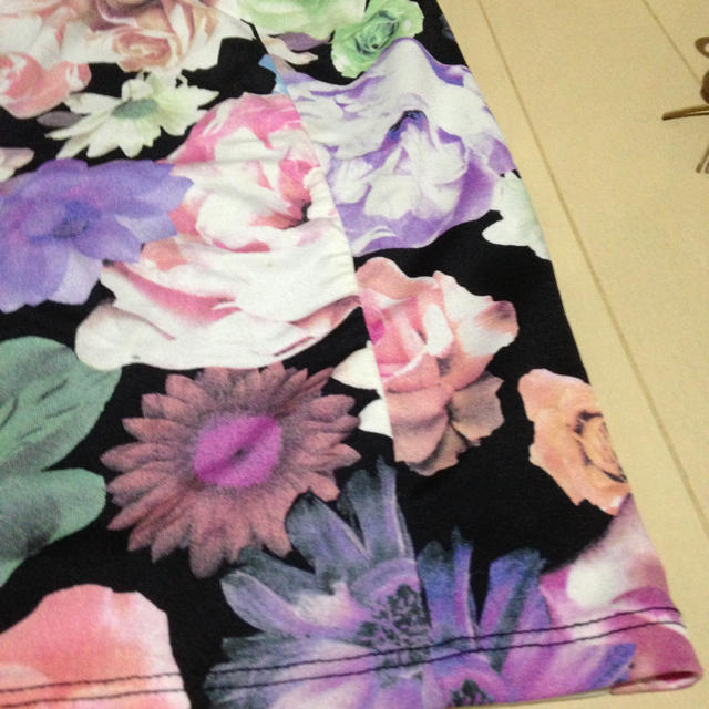 EMODA(エモダ)のEMODA花柄タイトスカート レディースのスカート(ミニスカート)の商品写真