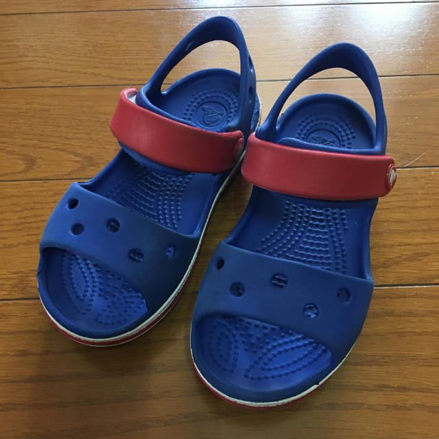 crocs(クロックス)のクロックス　キッズサンダル キッズ/ベビー/マタニティのキッズ靴/シューズ(15cm~)(サンダル)の商品写真