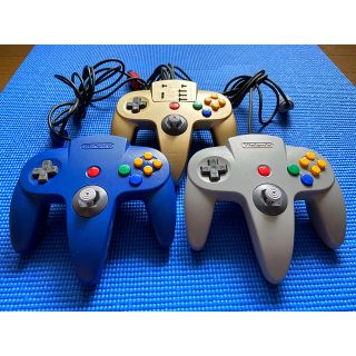 ニンテンドウ64(NINTENDO 64)のニンテンドー64 コントローラー3つセット(家庭用ゲーム機本体)