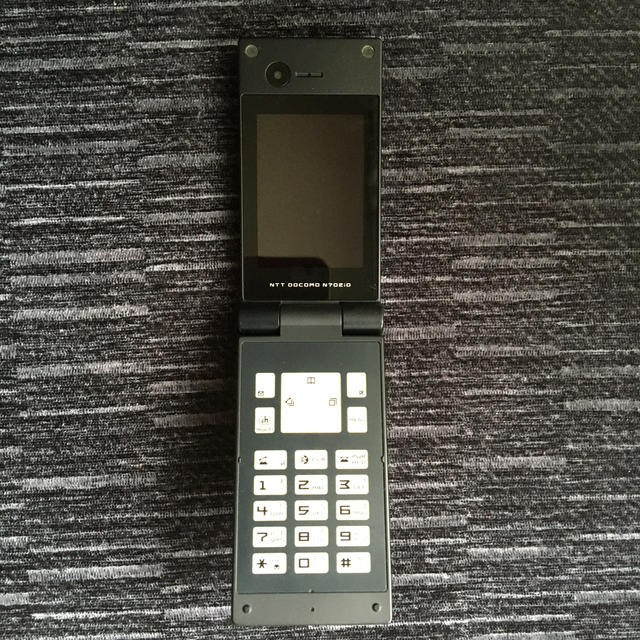 NTTdocomo(エヌティティドコモ)のFOMA N702iD 本体　電池パックN10 卓上ホルダーN 09 スマホ/家電/カメラのスマートフォン/携帯電話(携帯電話本体)の商品写真