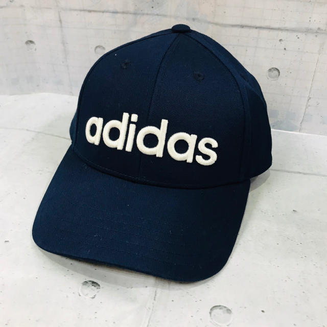 adidas(アディダス)の新品　タグ付き未使用品　アディダス　キャップ　帽子　フリーサイズ メンズの帽子(キャップ)の商品写真