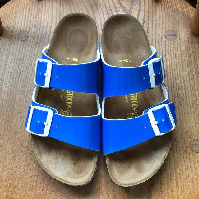 BIRKENSTOCK(ビルケンシュトック)の美品★ビルケンシュトック アリゾナパテントネオンブルーコンフォートベルトサンダル レディースの靴/シューズ(サンダル)の商品写真