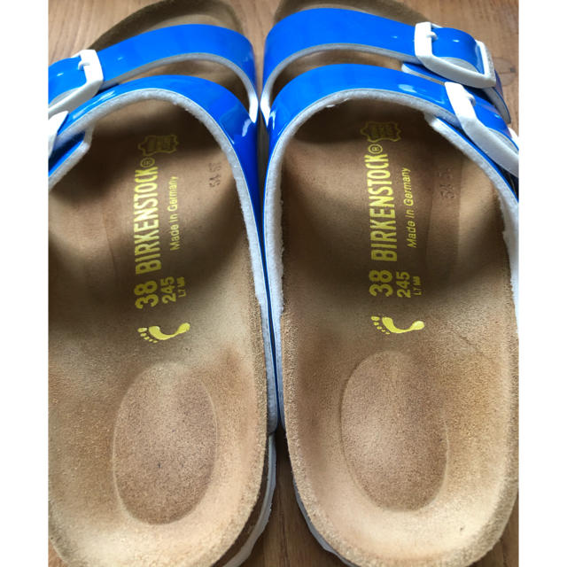 BIRKENSTOCK(ビルケンシュトック)の美品★ビルケンシュトック アリゾナパテントネオンブルーコンフォートベルトサンダル レディースの靴/シューズ(サンダル)の商品写真