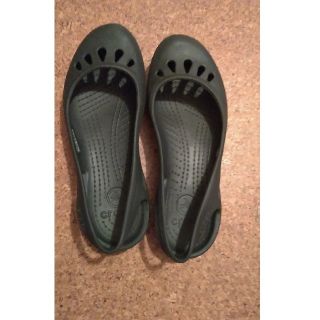 クロックス(crocs)の【お値下げ❢】crocs　黒サンダル(サンダル)