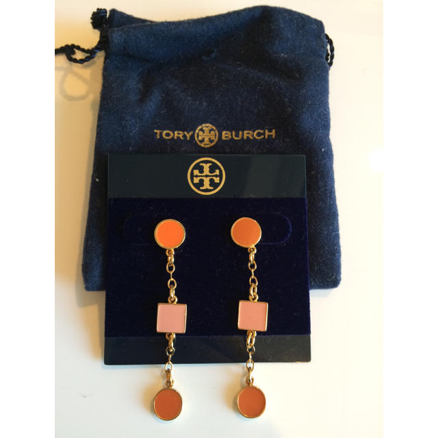 Tory Burch(トリーバーチ)のトリーバーチ オレンジロングピアス新品 レディースのアクセサリー(ピアス)の商品写真