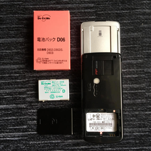 NTTdocomo(エヌティティドコモ)のdocomo FOMA D902i 本体　電池パック　クールブラック スマホ/家電/カメラのスマートフォン/携帯電話(携帯電話本体)の商品写真