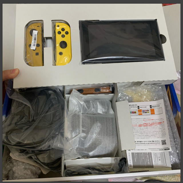 Nintendo Switch(ニンテンドースイッチ)のNNN様。スイッチ　Switch 本体　ポケモン　ピカチュウ  エンタメ/ホビーのゲームソフト/ゲーム機本体(家庭用ゲーム機本体)の商品写真