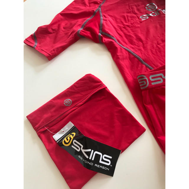 SKINS(スキンズ)のスキンズ  skins Mサイズ 上下セット スポーツ/アウトドアのトレーニング/エクササイズ(トレーニング用品)の商品写真