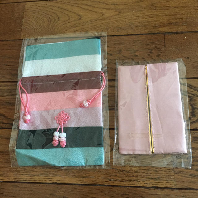 韓国民芸品小袋とタイシルクタイ製ティッシュ入れ レディースのファッション小物(ポーチ)の商品写真