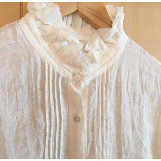 nest Robe(ネストローブ)のTROIS トロワ　白のフリルシャツ　ネストローブ　日本製　美品 レディースのトップス(シャツ/ブラウス(長袖/七分))の商品写真
