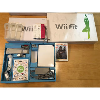 ウィー(Wii)の任天堂wii本体、wii fit、リモコン×3、バイオ4(家庭用ゲーム機本体)