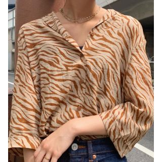 マウジー(moussy)のMOUSSY新作♡SHEER HALF SLEEVE SHIRT♡柄ベージュ(シャツ/ブラウス(半袖/袖なし))