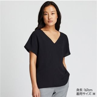 ユニクロ(UNIQLO)の【美品】ユニクロ ドレープＶネックブラウス ブラック(Tシャツ(半袖/袖なし))