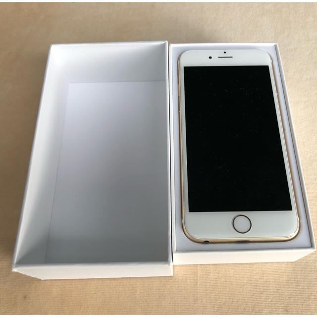 Apple(アップル)のiPhone6 16GB au ゴールド 送料無料 スマホ/家電/カメラのスマートフォン/携帯電話(スマートフォン本体)の商品写真