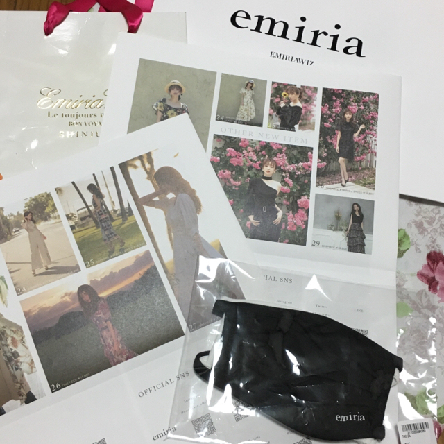 EmiriaWiz(エミリアウィズ)の本日店舗限定配布EmiraWizニュースペーパー2冊&ノベルティ白黒2枚SET レディースのファッション小物(その他)の商品写真