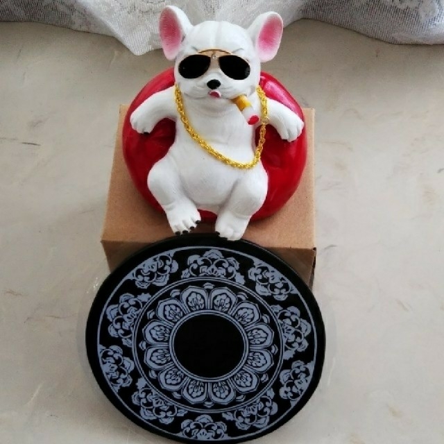 車の置物 新品 ダッシュボード飾り 白犬 滑り止めマットをプレゼント ブルドッグの通販 By リエックス S Shop ラクマ