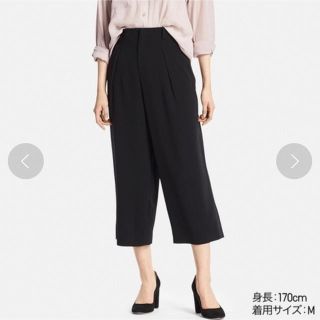 ユニクロ(UNIQLO)のWドレープアンクルパンツ　ユニクロ(クロップドパンツ)