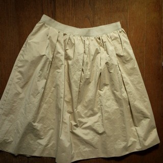 イネド(INED)のINEDのベージュスカートです。(ひざ丈スカート)