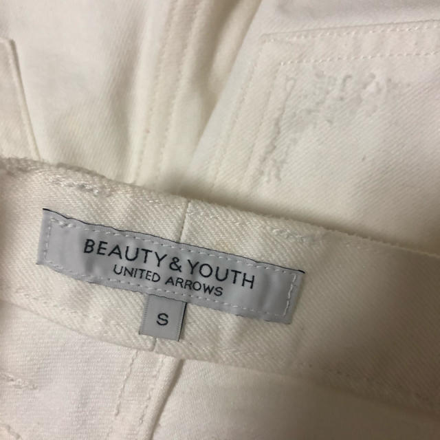 BEAUTY&YOUTH UNITED ARROWS(ビューティアンドユースユナイテッドアローズ)のアローズ　ダメージ白デニムショートパンツ レディースのパンツ(ショートパンツ)の商品写真