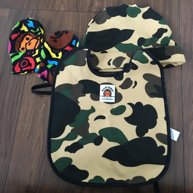 A BATHING APE(アベイシングエイプ)のBAPE KIDS 新生児スタイ、帽子、手袋セット キッズ/ベビー/マタニティのこども用ファッション小物(ベビースタイ/よだれかけ)の商品写真