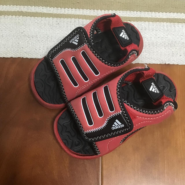 adidas(アディダス)のadidas サンダル　レッド&ブラック　14cm キッズ/ベビー/マタニティのベビー靴/シューズ(~14cm)(サンダル)の商品写真